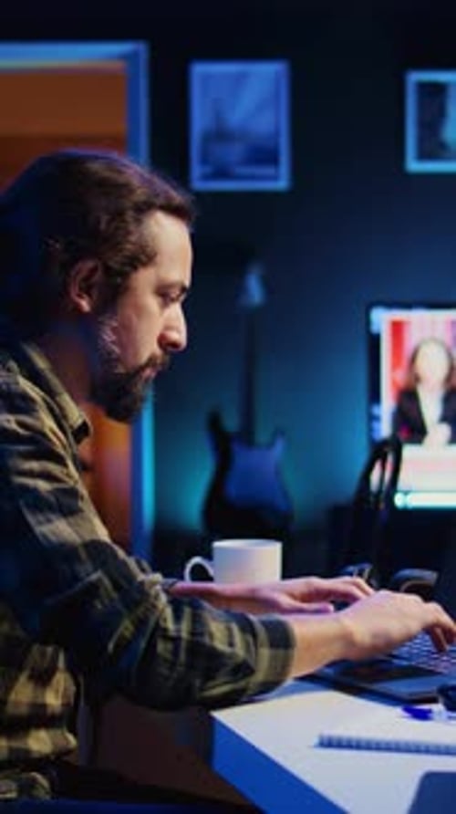 Vertikales Video: Selbstständiger IT-Spezialist, der von zu Hause aus an der Behebung von Datenbankfehlern arbeitet