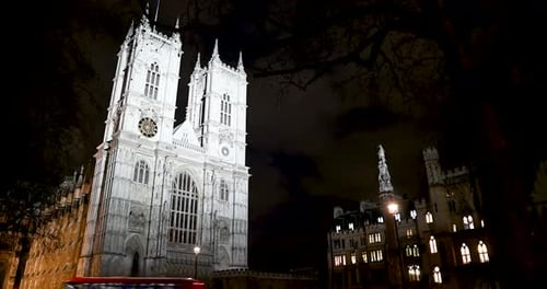Ônibus de dois andares de Londres passando pela Abadia de Westminster, Londres, Reino Unido