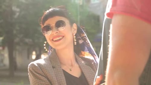 Jovem casal andando de bicicleta juntos no parque Namorado romântico andando de bicicleta com namorada feliz