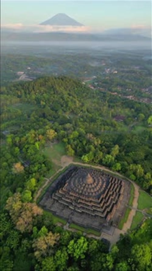 Luftaufnahme des Borobudur-Tempels mit dem Vulkan Mount Merapi im Hintergrund