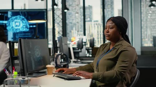 Développeurs de logiciels faisant du brainstorming au bureau à l'aide de matériel spécialisé en IA