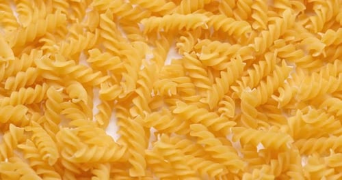 Fondo de pasta: vista macro de auténticos fusilli italianos secos