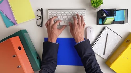 Profissional de negócios analisando dados financeiros em um escritório moderno