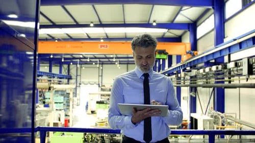 Wirtschaftsingenieur verwendet Tabletteninspektionsmaschinen in einer modernen Fabrik