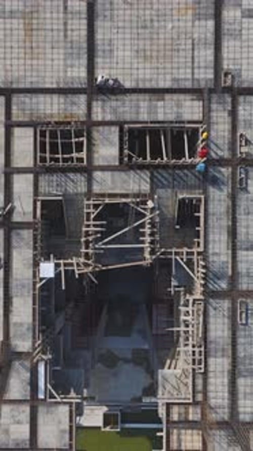 Vertikales Videobauprojekt mit Teams, die Wände bauen, Metall handhaben und beaufsichtigen