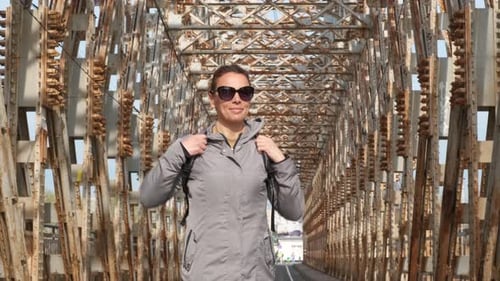 Dame explorant un pont urbain