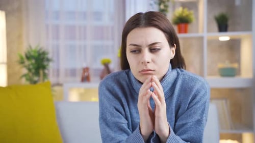 Una joven seria que piensa en su futuro plan de negocios, preocupada por el futuro.