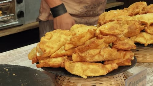 Empanadas chiliennes en gros plan sur le marché alimentaire