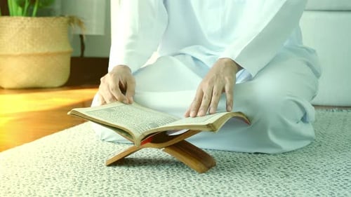 Porträt eines asiatischen muslimischen Mannes, der die Sure al-Fatiha aus dem Koran rezitiert, in einem täglichen Gebet in Ho