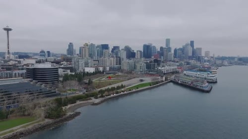 Vue aérienne de la ligne d'horizon et du front de mer de Seattle avec le Columbia Center