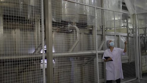Employé travaillant dans une usine de conserves de poisson.