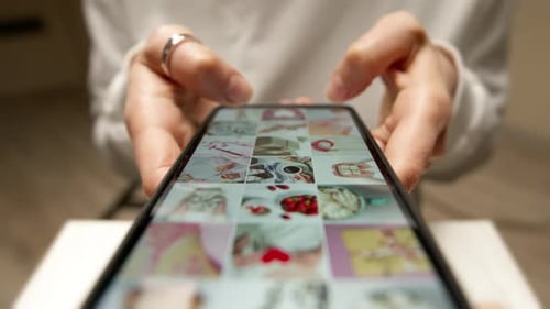 The close -up of the phone screen is viewing the photo gallery. The concept of social networks.