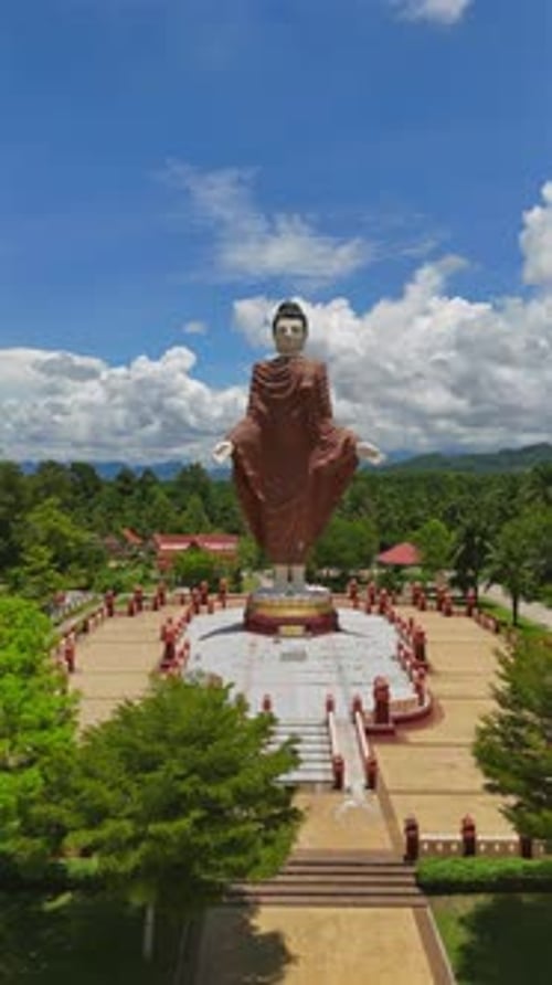 La magnifique statue d'un moine gracieusement entouré d'un serpent respire la grandeur et l'histoire