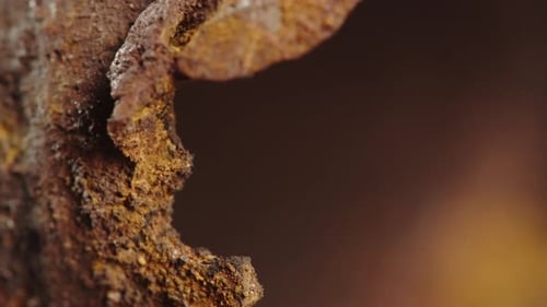 Tuyau métallique rouillé, texture de rouille, gros plan à l'intérieur d'un vieux tuyau d'huile d'égout
