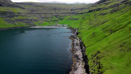 Explorez la beauté côtière à couper le souffle de Tjornuvik, dans les îles Féroé