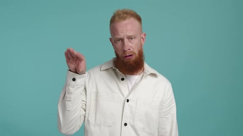 Nahaufnahme eines Mannes mit genervtem Gesichtsausdruck