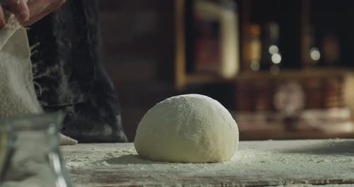 Filmmusik Nahaufnahme eines professionellen Bäckerkochs, der gerade zubereiteten Teiglaib knetet