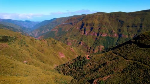 Ein Haus auf dem Felsen. Kahle Berge von Madeira, Portugal, aus der Luft an einem sonnigen Tag
.