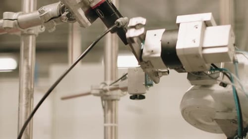 Robot automatisé effectuant des assemblages complexes. Production autonome innovante
.