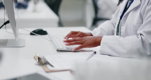 Personne qui tape dans un laboratoire pour la recherche médicale