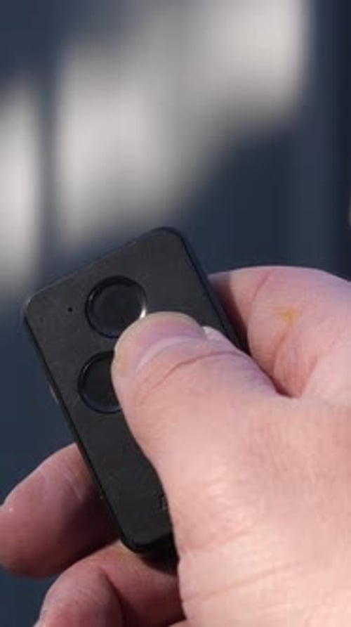 Vertical Remote Control Opens the Entrance Automatic Gate Using Radio Control