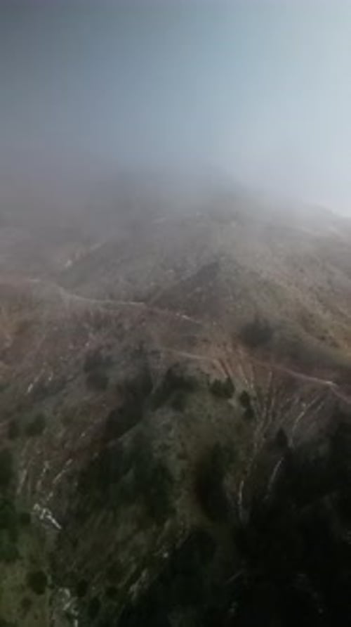 Vídeo aéreo sobre las nubes del monte Panachaiko Patra