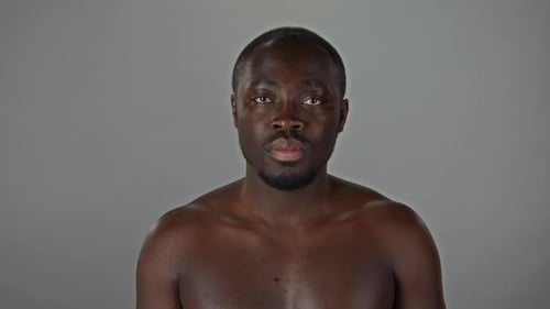 Porträt eines afroamerikanischen Mannes ohne Hemd