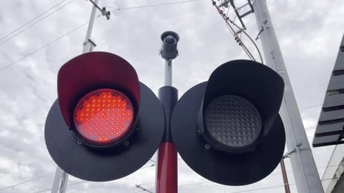 Un feu rouge vif signale un arrêt sur la route