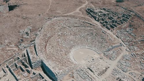 L'ancien théâtre de Délos, datant de 300 avant notre ère, est un ancien théâtre grec en plein air situé sur De