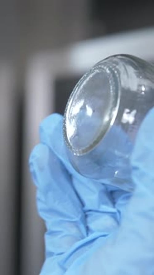 Inspection manuelle vidéo verticale du bocal en verre pour détecter les défauts et contrôler la qualité