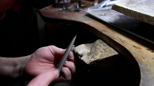 Goldener Ehering, von Goldsmith, isoliertes Makrovideo, Schmuckherstellung mit einem Profi