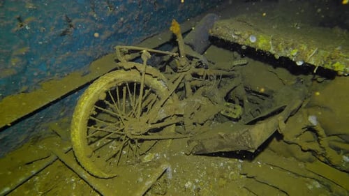 Vélo dans la soute de l'épave du ferry Salem Express, au ralenti