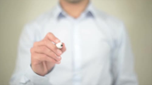 VPN Man schreibt auf transparentem Bildschirm