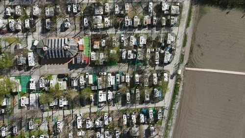 Campingplatzanordnung fast voller Wohnwagen geparkt