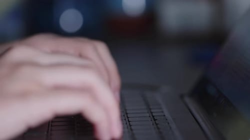 Junge Mädchenhand arbeitet am Computer-Laptop 5