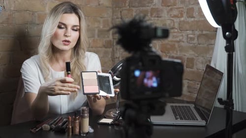 Una bloguera de belleza está haciendo un Vídeo para sus Seguidores