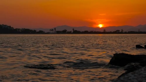 Rocky Shore gegen Orange Nightfall