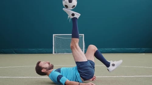 Fußball-Freestyle-Spieler, der Tricks mit dem Ball macht