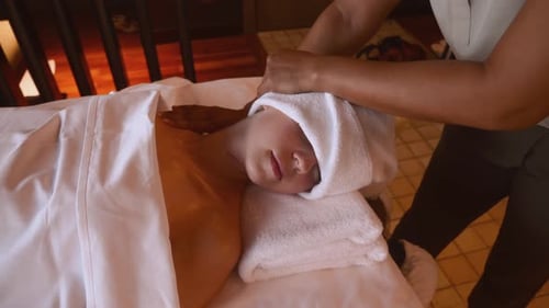 Thailändische Masseurin macht Klassisch Thai-Massageverfahren