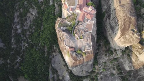 Incroyable décor au sommet d'une falaise du monastère de la Sainte-Trinité aux Météores - vue aérienne