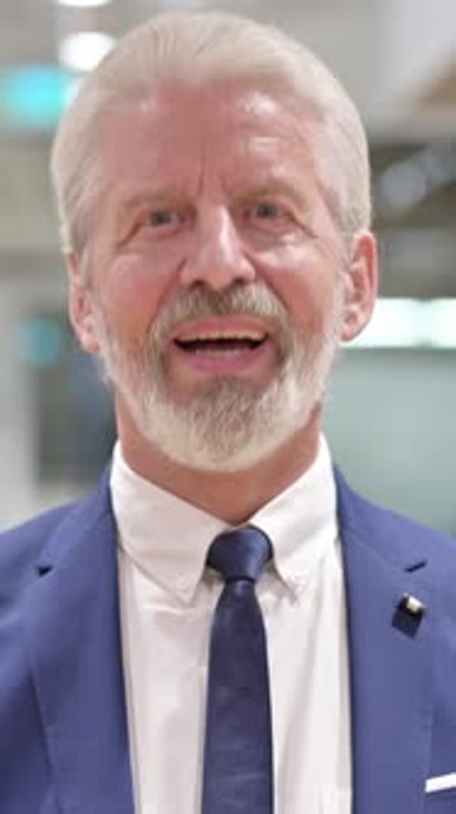 Älterer alter Geschäftsmann sagt Ja mit Kopfschütteln, vertikales Video