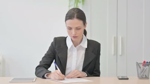 Junge Geschäftsfrau arbeitet an Dokumenten, berechnet Geschäftsdaten
