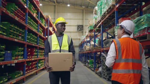 Afroamerikanischer Arbeiter in der Männerindustrie, der alleine im Fabriklager arbeitet.