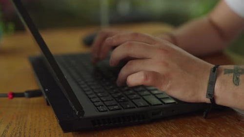 Gros plan des mains d'ingénieurs en logiciel qui tapent rapidement sur le processus de codage du clavier d'un ordinateur portable en cours de développement
