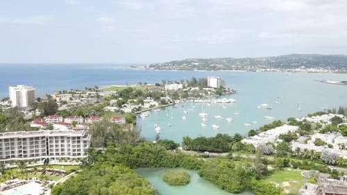 Luftüberflug der Community Freeport in Montego Bay, Jamaika. Die Drohne gleitet über die ruhige Bucht