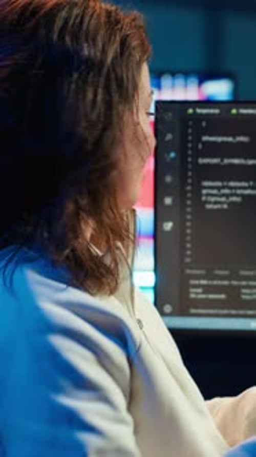 Programador independiente de vídeo vertical que escucha música mientras desarrolla software