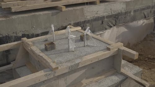 La instalación de depósitos de concreto avanza sin problemas