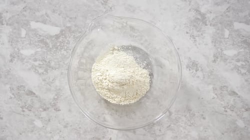 Zutaten zum Backen von Einhorn-Regenbogen-Schokoladen-Cupcakes flach auflegen