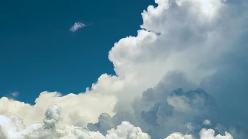 Chronogenèse de cumulonimbus blancs duveteux se formant avant un orage sur le ciel bleu d'été
