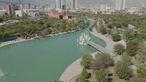 Vue aérienne du Paseo Santa Lucia artificiel, à Monterrey, Nuevo Leon, Mexique